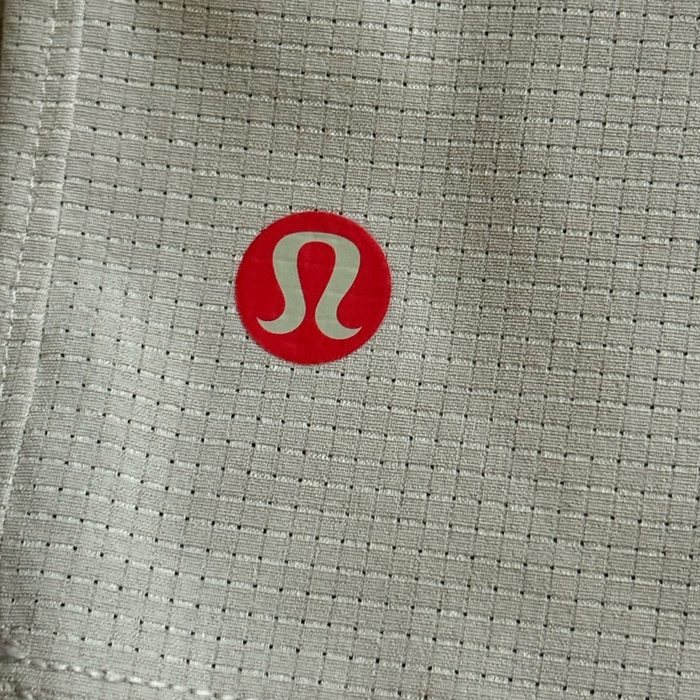 Team Canada lululemon Women's Beige WovenAir High-Rise shorts. 6 inch - Picture 5 of 6